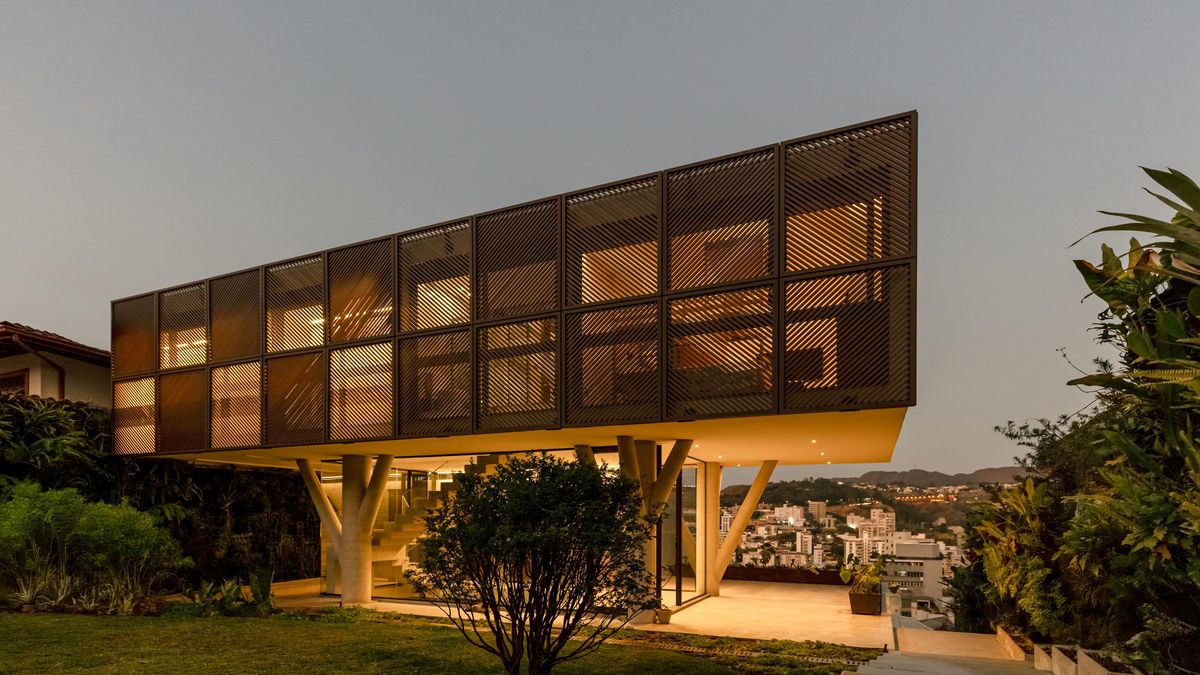 Měsíční dům propojuje moderní bydlení s krásnými výhledy na město